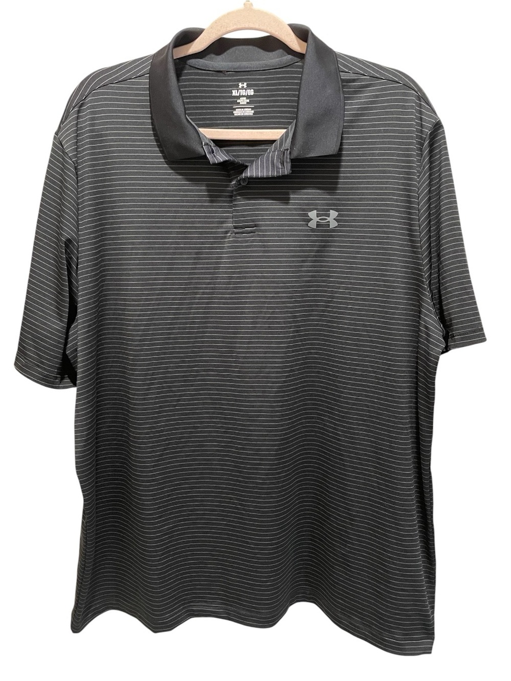 Under Armour Men’s gray and black HeatGear loose-fit short-sleeve polo. Size XL